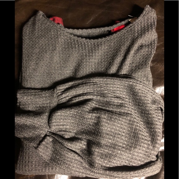 NEW!❗️LAST ONE❗️GRAY TOP WITH CUT OUT BACK - Picture 3 of 4